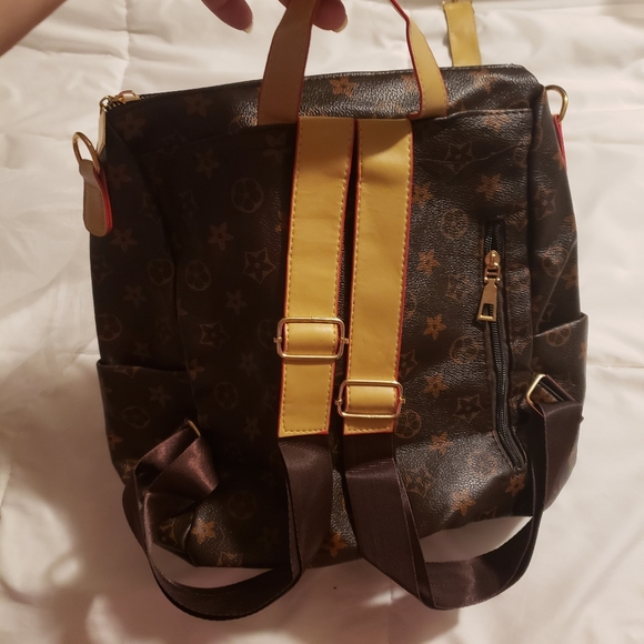 Versatile backpack with attachable top strap - Picture 2 of 5